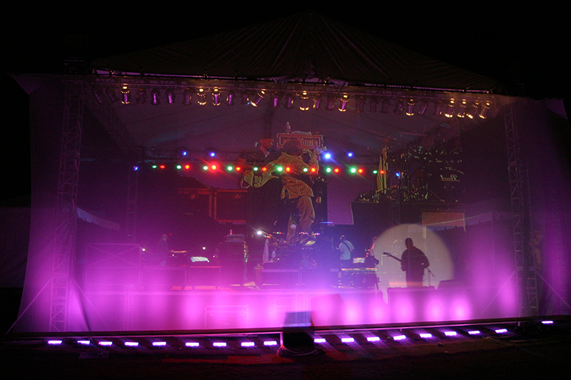 jazzonthegreen_2007_Backstage_Purple_LED_Backdrop_Bass_Spotlight