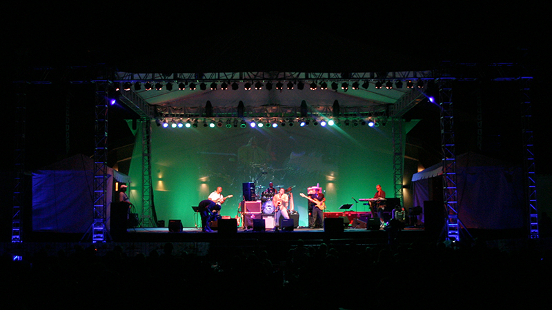 jazzonthegreen_2007_stage_wide_green_LED_backdrop_